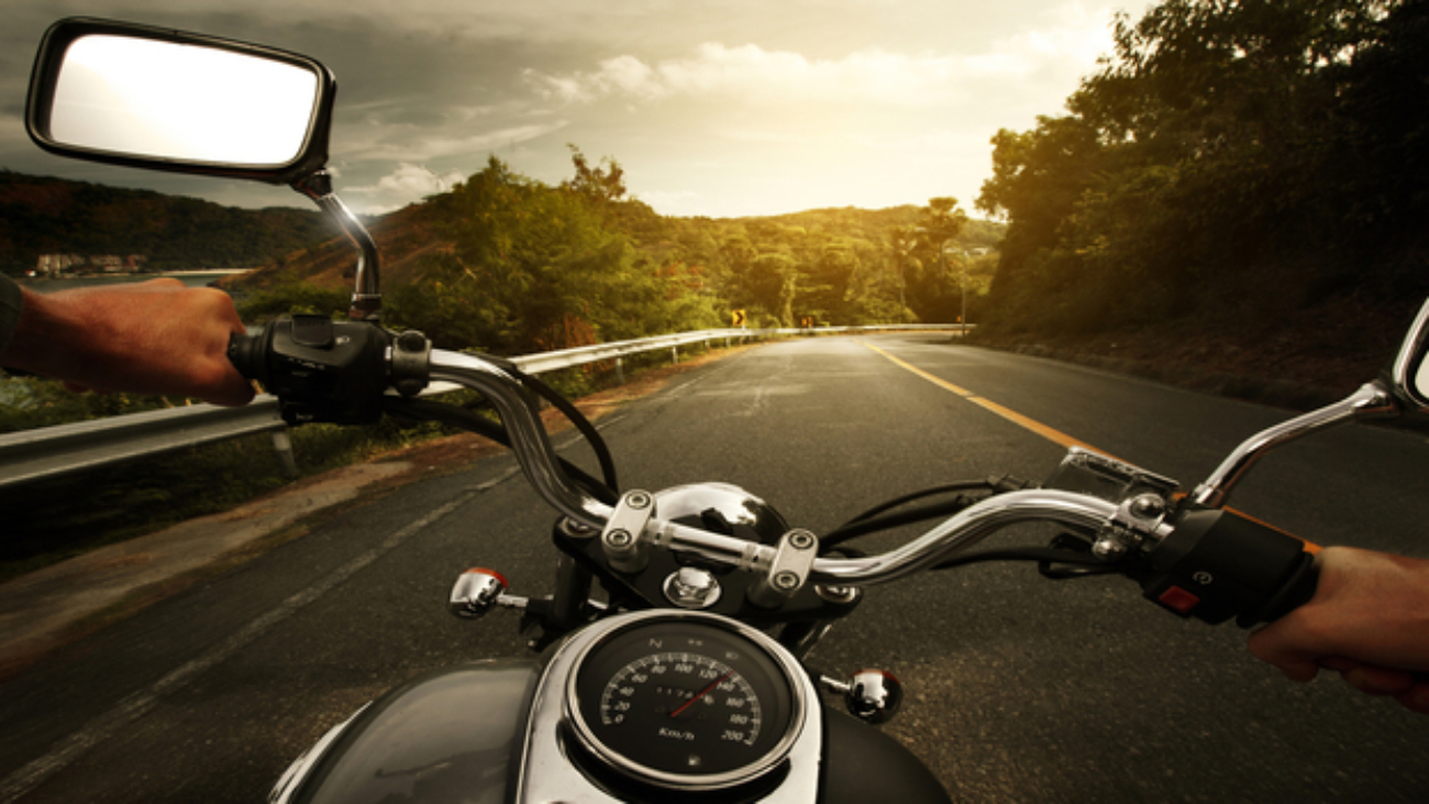 Rutas en moto durante otoño