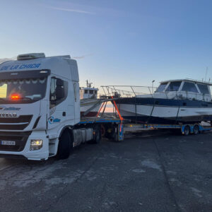 GONDOLA AK CARGADA CON BARCO