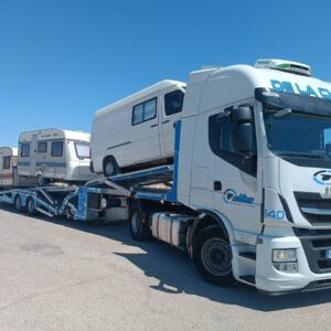GONDOLA AK CARGADA CON DOS CARAVANAS Y FURGONETA