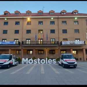 GRUAS DE MOSTOLES EN LA PUERTA DE AYUNTAMIENTO