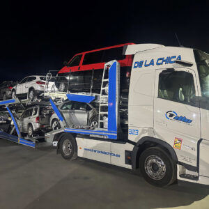 VOLVO AERO 323 CARGADO CON COCHES