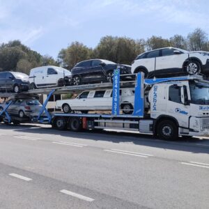 VOLVO FM 337 CARGADO CON COCHES Y LIMUSINA